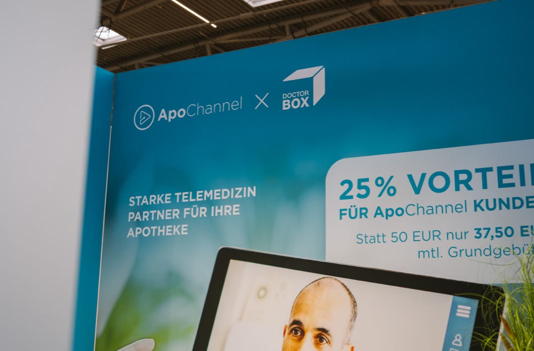 Standwand der Kooperation marpinion (ApoChannel) und DoctorBox: 25 % Vorteil, statt 50 EUR nur 37,50 EUR monatliche Grundgebühr