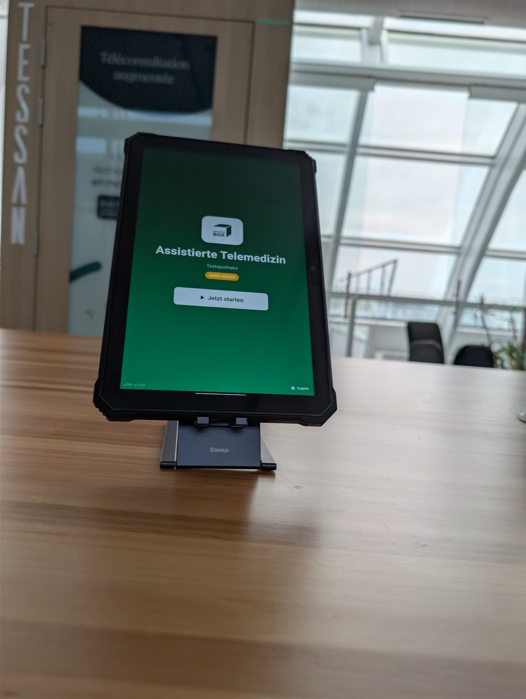 DoctorBox-Tablet mit der Assistierte-Telemedizin-App auf dem Tischständer